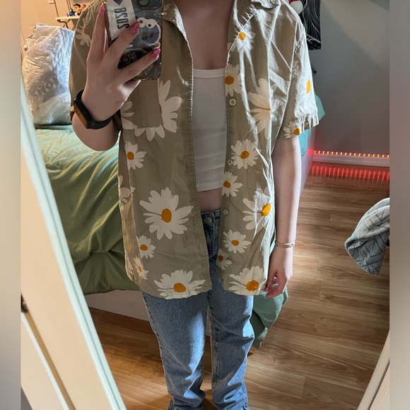 Tilly’s green daisy button up. Size small! - Picture 2 of 4